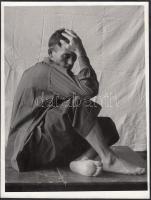 1950 Ék Sándor (1902-1975) festőművész Töprengő című fotótanulmánya, jelzés nélkül, a szerző hagyatékából, 24x18 cm