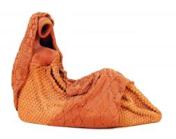 Garányi József (1928-): Ülő nő fátyolban 1978. Festett kerámia, jelzett, hibátlan, m:12 cm, h:15 cm