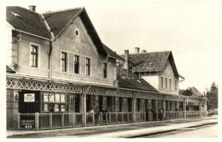 Veszprém, vasútállomás, Schmoll Pasta, Ibusz hírlapok, könyvek, cukorka, játékáru, illatszerek árusítása