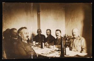 Schamschula Rezső tábornok és Hazai Samu tábornok vacsorázik más tisztekkel. Schamschula tábornok saját kézzel írt tábori lapja (hajtásnyom) / Autograph written photo card of Hungarian general (folded)