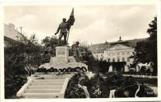 Kalocsa Hősök szobra, Érseki palota