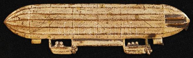 Zeppelin léghajót ábrázoló kisméretű fém plakett.