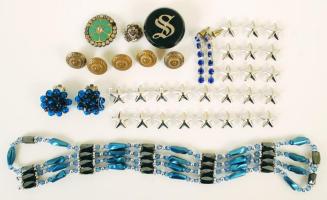 Bizsu tétel: 1 db mágneses nyaklánc, 2 pár fülbevaló, 5 db gomb, 3 db gombdísz, 25 db kis ruhadísz, összesen: 36 db