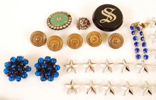 Bizsu tétel: 1 db mágneses nyaklánc, 2 pár fülbevaló, 5 db gomb, 3 db gombdísz, 25 db kis ruhadísz, ...