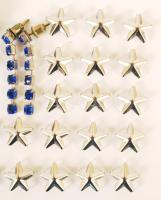 Bizsu tétel: 1 db mágneses nyaklánc, 2 pár fülbevaló, 5 db gomb, 3 db gombdísz, 25 db kis ruhadísz, ...