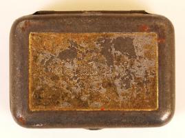 2 db régi fém doboz: gyógyszeres dobozka (3.5 x 5 cm) és 'Nestor Gianaclis Harem' cigarett...