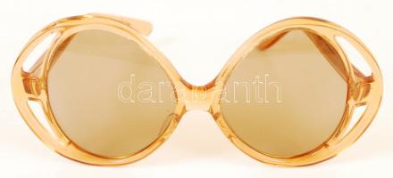 Pierre Cardin jelzésű napszemüveg tokjában