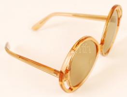 Pierre Cardin jelzésű napszemüveg tokjában