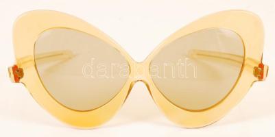 Pierre Cardin jelzésű napszemüveg tokjában