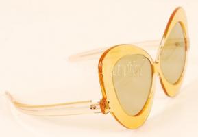 Pierre Cardin jelzésű napszemüveg tokjában