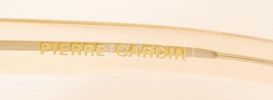 Pierre Cardin jelzésű napszemüveg tokjában