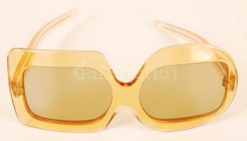 Pierre Cardin jelzésű napszemüveg tokjában