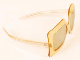 Pierre Cardin jelzésű napszemüveg tokjában