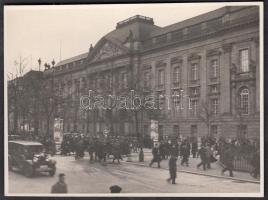 cca 1918 Tüntetés a pesti utcákon, 8x11 cm