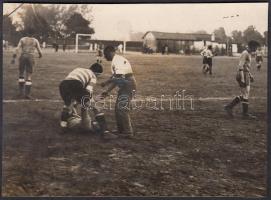 1925 szeptember 8. Siketnéma Sport Club foci mérkőzése a francia csapat ellen, feliratozott korabeli sportfotó, az elnök és a titkár aláírásával, 13x17 cm