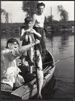 cca 1960 Gazdag fogás, pecások a holtágban, 23x17 cm