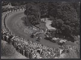 1937 május, Horthy Miklós és az olasz király ötlovas hintója felfelé a budai várba, feliratozott kép, 12.5x17 cm