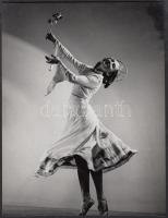 cca 1930-1940 A boldogság pillanata, Leichtner Erzsébet vintage fotója Szentpál Olga tánccsoportjának egy tagjairól, pecséttel jelzett, 22.5x17.5 cm