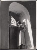 1938 Korschelt Miklós (1900-1982): Kapu alján, pecséttel, felirattal jelzett vintage fotóművészeti alkotás, 23x17 cm