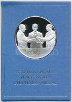 Amerikai Egyesült Államok 1979. "Egyiptomi-Izraeli Békeszerződés" Ag emlékérem dísztokban, tanúsítvánnyal, kitámasztóval (19,9g/0.925/38,5mm) T:PP USA 1979. "Egyptian Israeli Peace Treaty" Ag commemorative medallion in original case, with certificate and stand (19,9g/0.925/38,5mm) C:PP