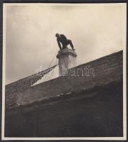 cca 1930 Pöltinger Gusztáv: A kémények akrobatája, jelzetlen fotó a szerző hagyatékából, 5x5 cm