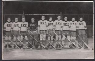 cca 1930 Pobuda Alfréd (Budapest) (1876-1942): B.K.E. hokicsapat, pecséttel jelzet sportfotó, képszéli szakadás, sarkok töröttek, 11x17 cm