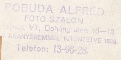 cca 1930 Pobuda Alfréd (Budapest) (1876-1942): B.K.E. hokicsapat, pecséttel jelzet sportfotó, képszé...
