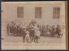 cca 1900 Nagykendős tanyasi gyerekek és városi kalapos kislányok az iskola előtti csoportképen, kezükben palatábla, 9x12 cm