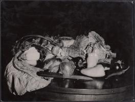 1943 Unghváry Iván: Zöldséges csendélet, jelzetlen vintage fotó a szerző hagyatékából, 18x24 cm