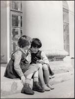 cca 1950 Kisleányok nagy titkai, jelzetlen fotó, 24x18 cm