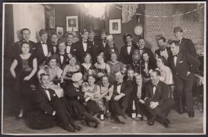 1936. március 7. Schäffer fotó (Budapest): Házibál Sajóhelyi Kláriéknál, feliratozott fénykép, 11x17 cm