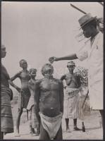 1947 Afrika, Nigéria, lepra telep, betegek gyógyszerezése, angolul feliratozott fotó, 20x15 cm