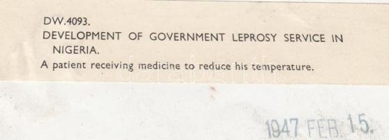 1947 Afrika, Nigéria, lepra telep, betegek gyógyszerezése, angolul feliratozott fotó, 20x15 cm