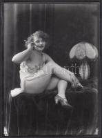 cca 1925-1930 Demeter Károly (1892-1983) párizsi korszakából való finoman erotikus jelzetlen fénykép, azonos méretű üveglemez negatívról készült, későbbi kontakt másolat a szerző hagyatékából, 17x12 cm