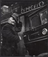 cca 1970 Budapest, Váci utca, zenegépész, 15x13 cm