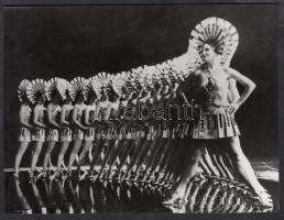 cca 1960-1970 Tánckar a színpadon, 15,5x20,5 cm