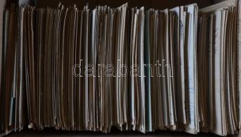 Nagyrészt háború előtti vegyes képeslap, kb. 666 db, főként külföldi városképes lap, benne magyar és...