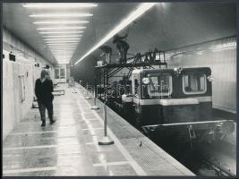 cca 1970 Éjszakai műszak, a metró alagút tisztítása, 18x24 cm