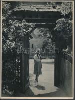 cca 1940 Fiatal leányka egy szép, galambdúcos székely kapu előtt, 24x18 cm