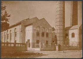 cca 1900 Ismeretlen helyszínen levő gyárépület, két egymáshoz nagyon közeli gyárkéménnyel, sarka törött, 22x16 cm