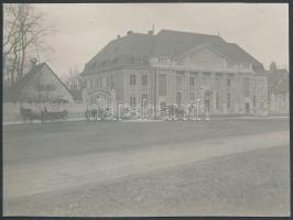 cca 1910 Az épület homlokzatán levő felirat szerint ez valamely Tudományegyetem klinikája, előtte egy régi autó, 12x16 cm