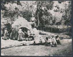 cca 1920 Pasterczyk Antal nyugalmazott magy. kir. államvasúi igazgató felvétele Homéros forrásáról (Görögország, Corfu), amelynek közelében található Erzsébet királyné villája is, feliratozva, pecséttel jelezve, 12x15 cm