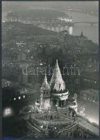 cca 1950-1960 Budapest, különleges látkép Budáról és a Dunáról, kb. 1000 mm-es objektívvel sikerült a Margit-hidat, Árpád hidat és az Északi összekötő hidat, továbbá a Margit szigetet rálátásból, különlegesen tiszta időben, alkonyatban megörökíteni, a  távolságokat perspektívikusan lerövidíteni, a hosszú expozíció miatt a Duna vize tükörsima, 23x17 cm