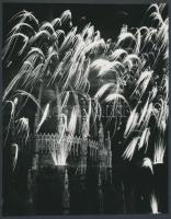 cca 1985 Budapesti tűzijáték, látványt többszöröző előtéttel, háttérben az Országház kupolája, 21x17 cm