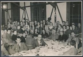 1939. július 14. Tőry Ferenc: A budapesti Balázs vendéglő vacsora társasága, a falon egy Törley reklámfotó, feliratozva, 12x17 cm