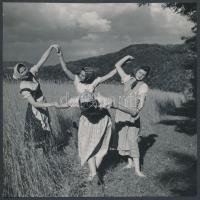 cca 1930-1940 Szöllősy Kálmán: Négy lány parasztruhában körben, ketten megnevezve, feliratozta Szentpál Olga, a mozgásművészeti iskolája archívumából, pecséttel jelzett vintage fotó, 18x18 cm