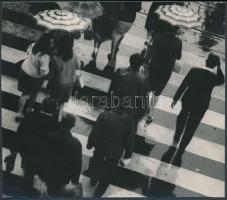 cca 1960 Dezső Pál: Át a zebrán, jelzetlen vintage fotóművészeti alkotás, a szerző hagyatékából, 12x11 cm