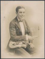 cca 1950 A London Pavilonban játszó Harry Baker szaxofonos dedikált, angolul feliratozott fényképe, 24x18 cm