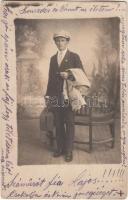 cca 1910 Kolozsvár, az apai háztól száműzött Lajos bánatos fotólapja, 14x9 cm