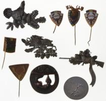 10db különféle fém vadászjelvény, közte zománcozottak is + fa vadászfütyülő T:vegyes